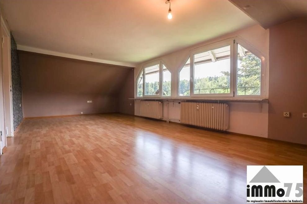 Dachgeschosswohnung in Schömberg: Wohnzimmer